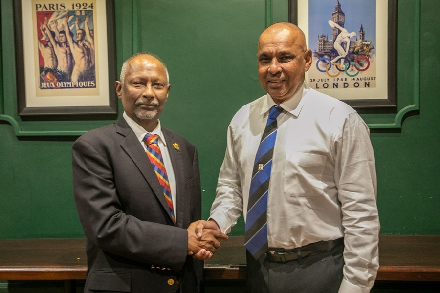 Outgoing President Suresh Subramaniam (L) with Asanga Seneviratne.  © Sri Lanka NOC