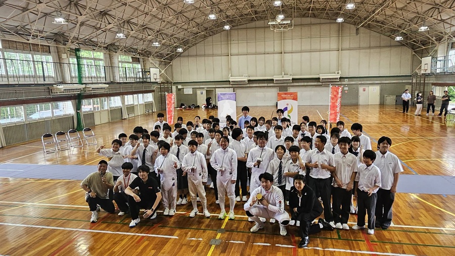 Asian Games fencing champ Uyama visits schools to promote Aichi-Nagoya 2026