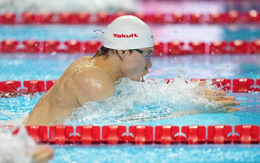 Qin Haiyang on his way to victory in the men's 100m breaststroke at the World Aquatics Championships in Singapore on July 28, 2025. (Photo: Xinhua/Xia Yifang/People’s Daily Online)