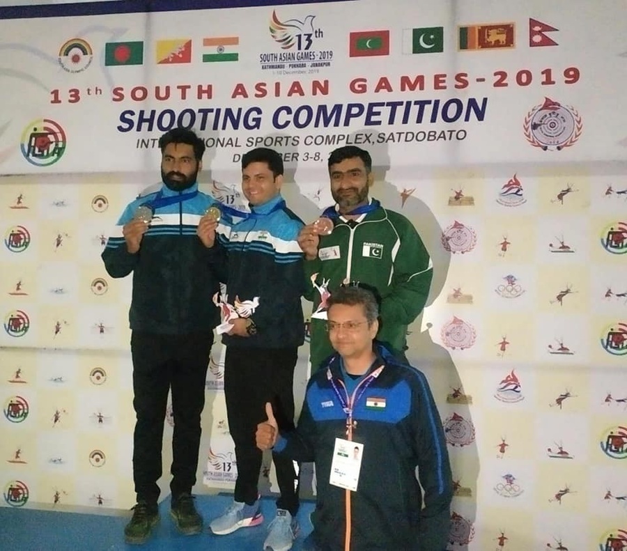 Sumeet Sanghavi (front) joins a medal ceremony. ©Facebook/Sumeet Sanghavi