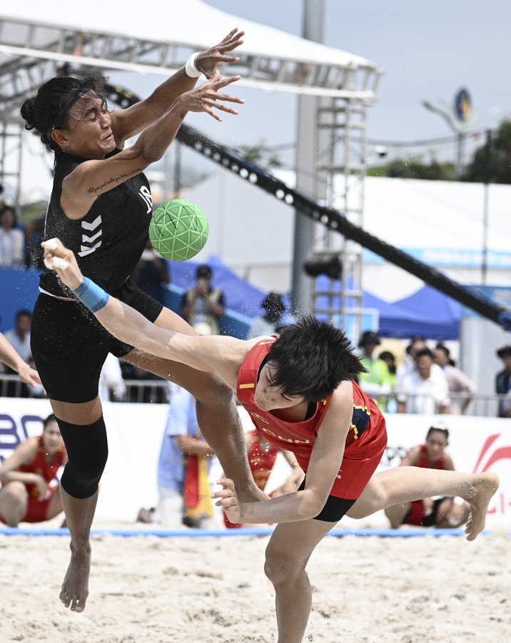 Vietnam beats China in women’s beach handball shoot-out to take gold