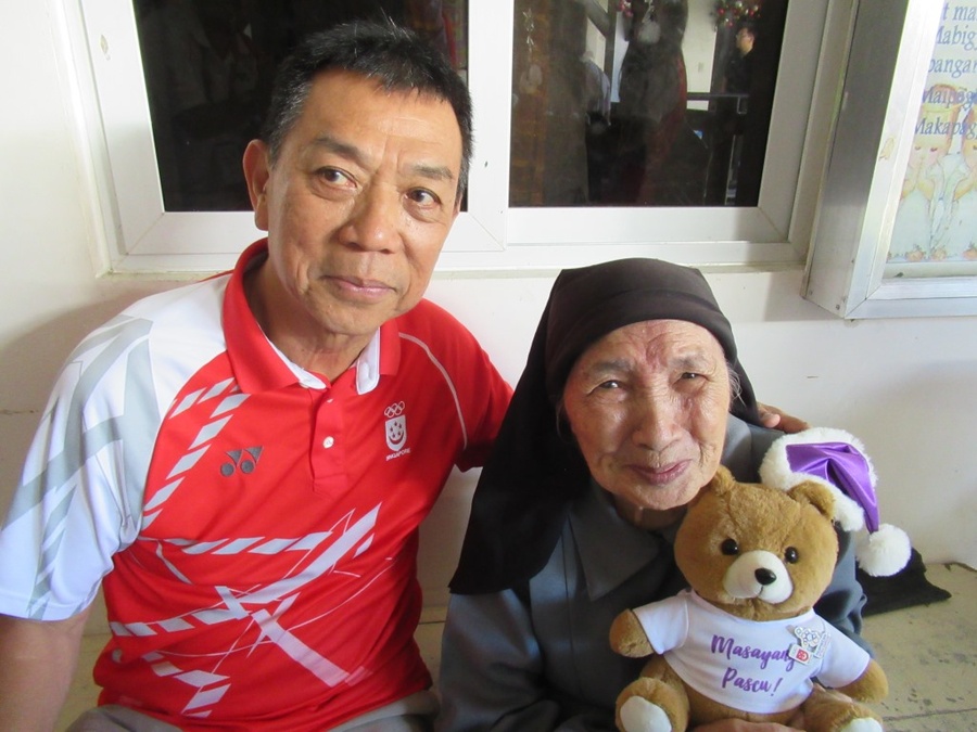 Singapore NOC Secretary General Chris Chan is greeted by Sister Alessandrina M. Casas, 89-year-old founder of the Duyan Ni Maria Children’s Home.
