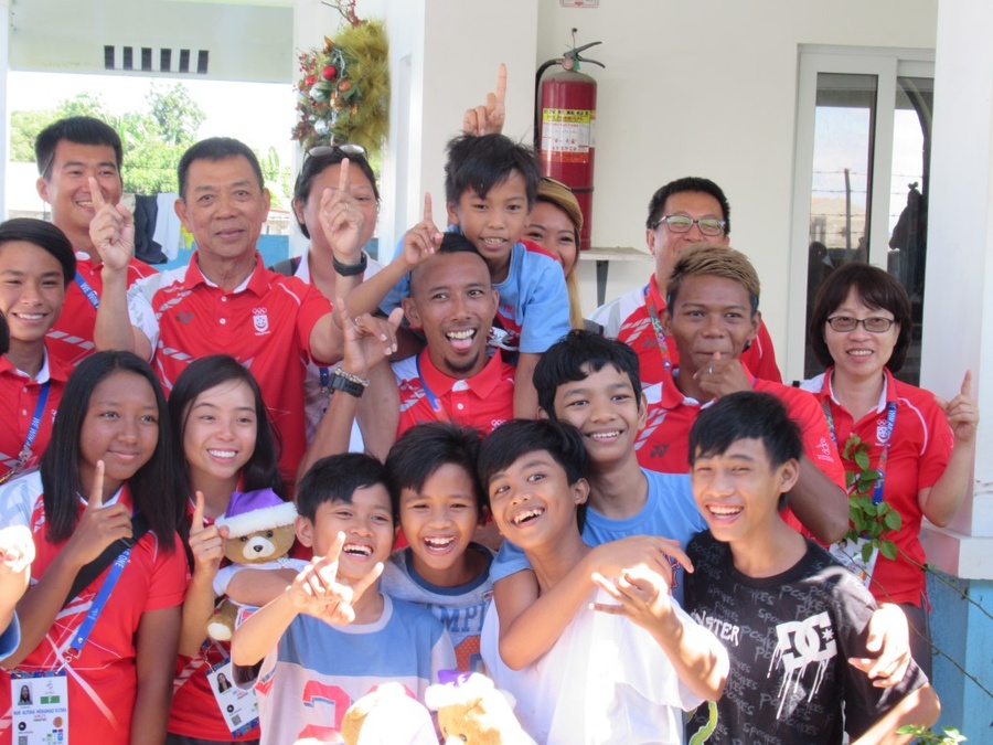 Singapore NOC Secretary General Chris Chan is greeted by Sister Alessandrina M. Casas, 89-year-old founder of the Duyan Ni Maria Children’s Home.
